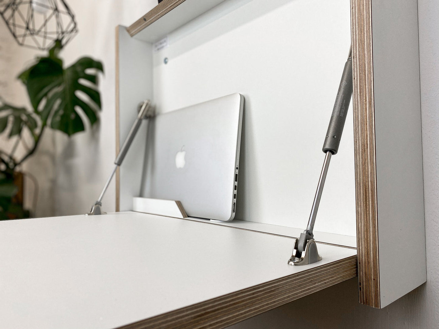 The Small Desk - Retractable wall-mounted desk