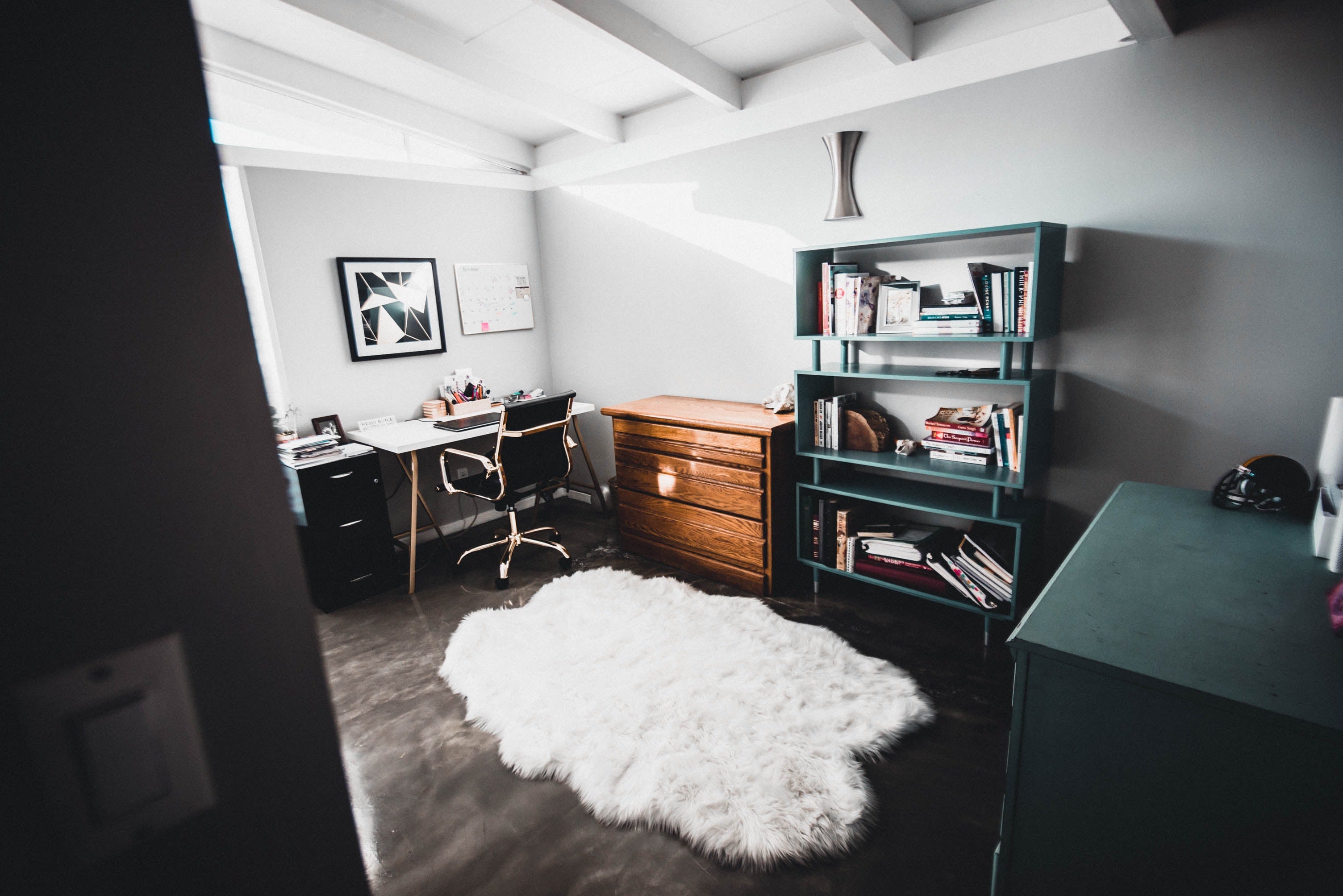 Telecommuting and small apartments: creative solutions to save space! 