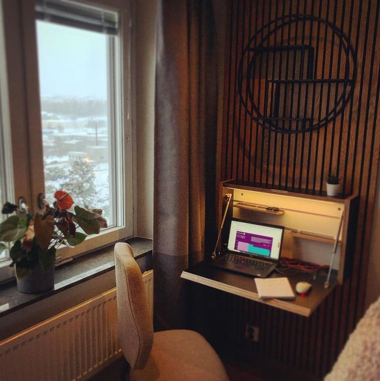 Photo client – Signature – Bureau mural avec rangement