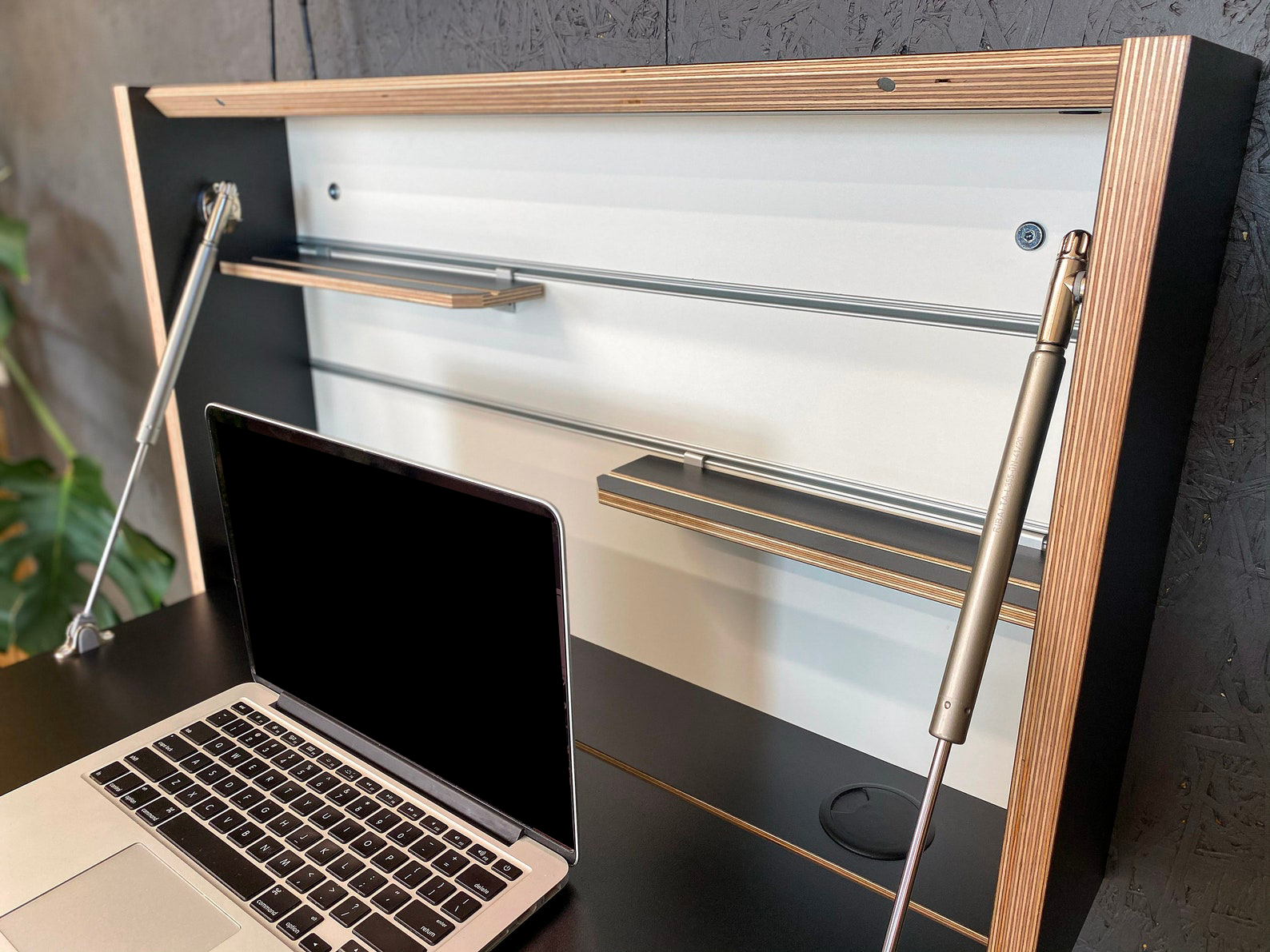 The Small Desk - Retractable wall-mounted desk