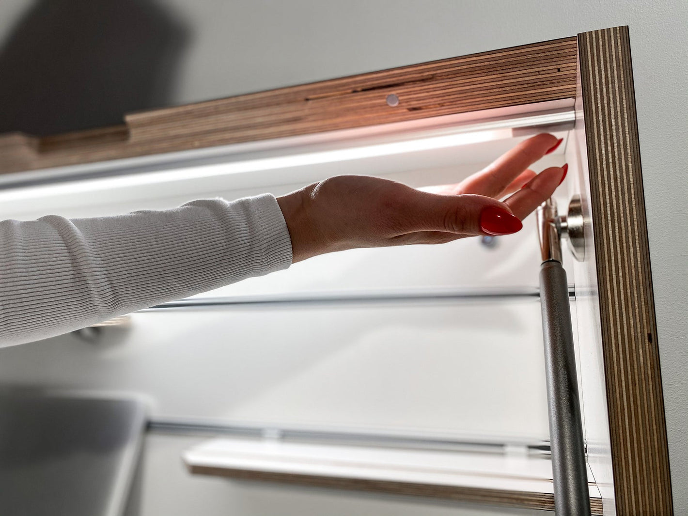 The Small Desk - Retractable wall-mounted desk